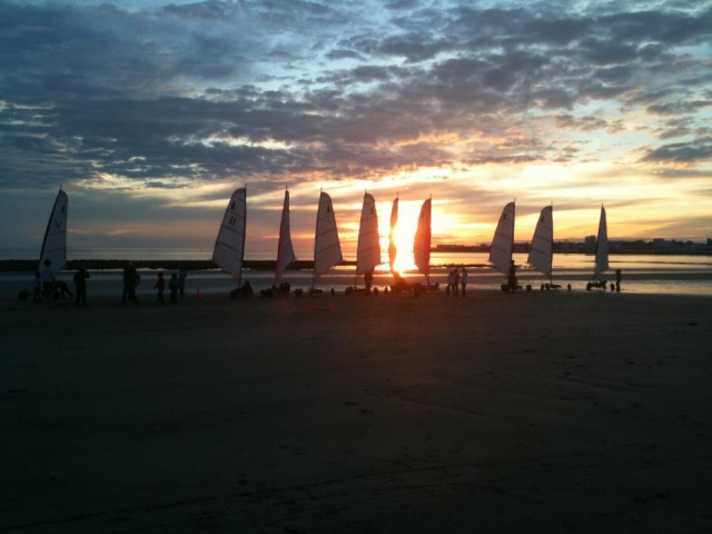  黄昏时的沙滩航行 